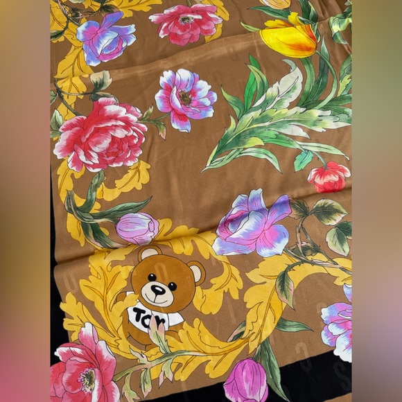 💗🌷🌷💗 MOSCHINO SILK SQUARE SCARF - Picture 6 of 10